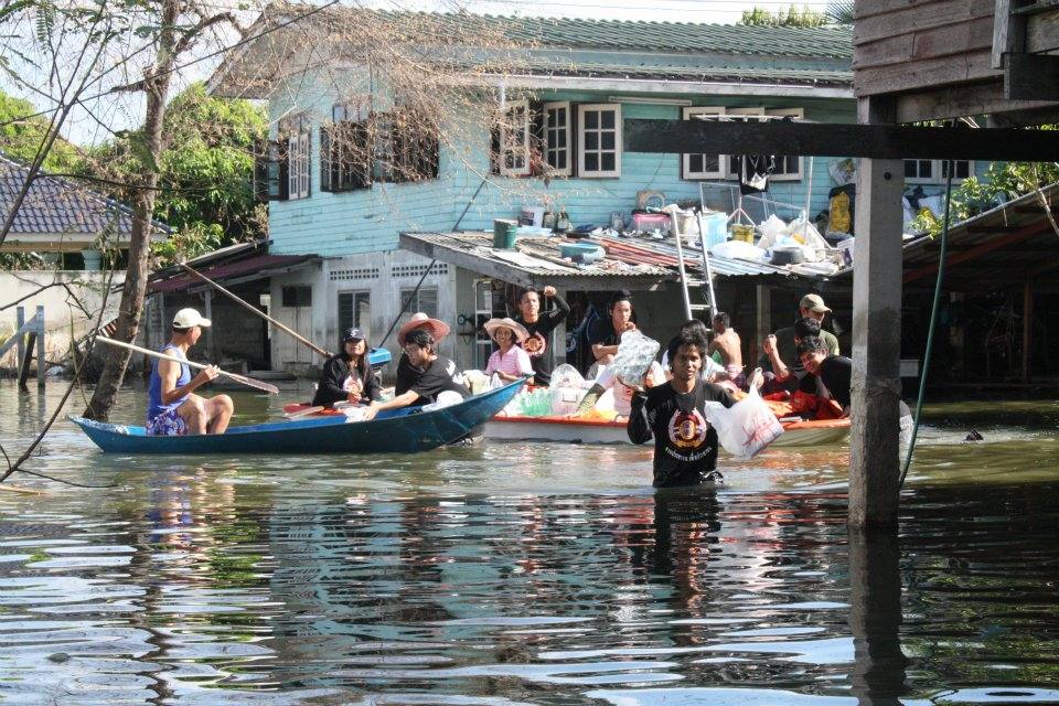 ภาพนำสิ่งของบริจาคไปช่วยเหลือผู้ประสบภัยน้ำท่วม ที่บางบัวทอง บางใหญ่ จ นนทบุรี