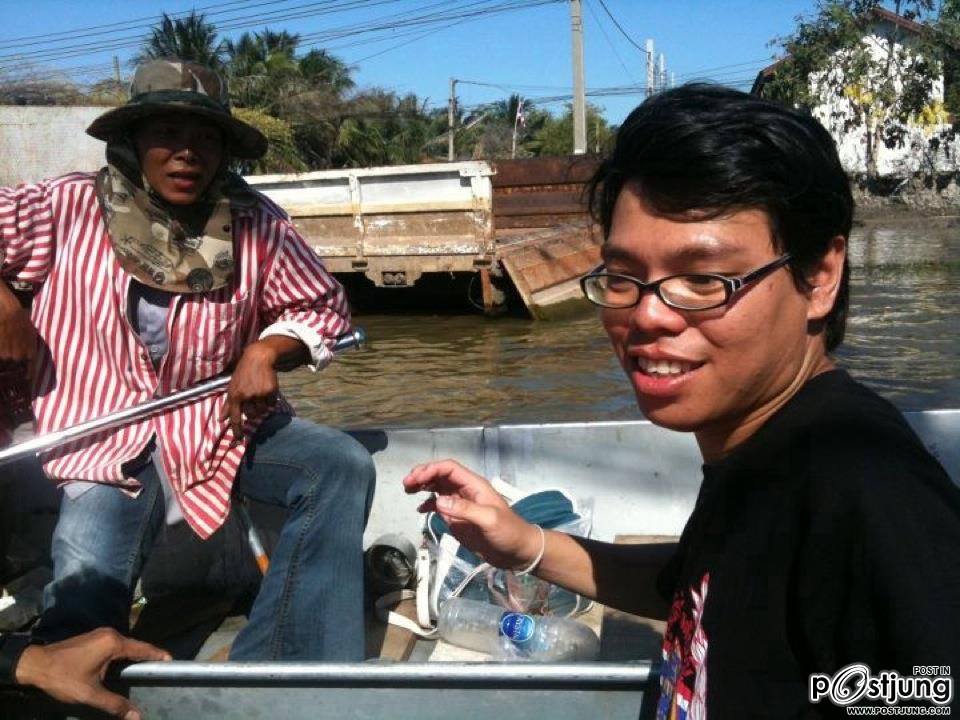 ภาพนำสิ่งของบริจาคไปช่วยเหลือผู้ประสบภัยน้ำท่วม ที่บางบัวทอง บางใหญ่ จ นนทบุรี