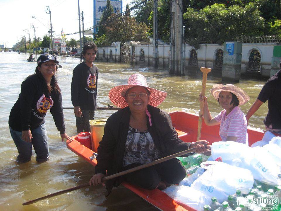 ภาพนำสิ่งของบริจาคไปช่วยเหลือผู้ประสบภัยน้ำท่วม ที่บางบัวทอง บางใหญ่ จ นนทบุรี