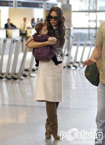 น่ารักอะ! วิคตอเรียจับหนูน้อยฮาร์เปอร์แต่งสวย เดินตามรอยเท้าแม่