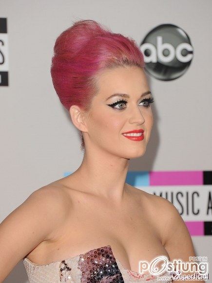 Katy Perryที่ 2011 รางวัลเพลงอเมริกันใน Los Angeles (20 พฤศจิกายน 2011)