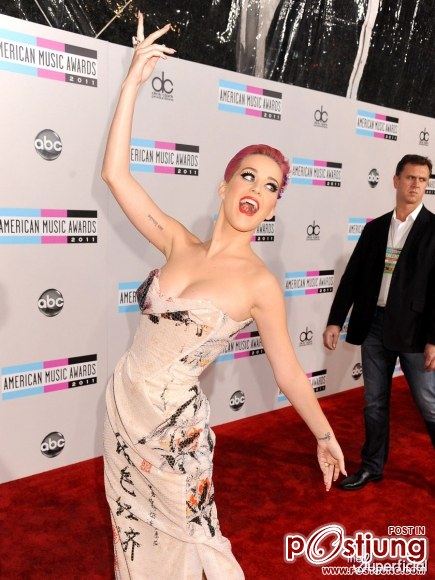 Katy Perryที่ 2011 รางวัลเพลงอเมริกันใน Los Angeles (20 พฤศจิกายน 2011)