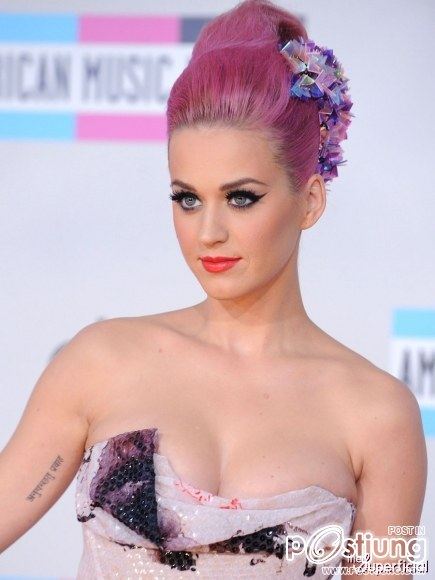 Katy Perryที่ 2011 รางวัลเพลงอเมริกันใน Los Angeles (20 พฤศจิกายน 2011)