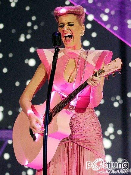 Katy Perryที่ 2011 รางวัลเพลงอเมริกันใน Los Angeles (20 พฤศจิกายน 2011)