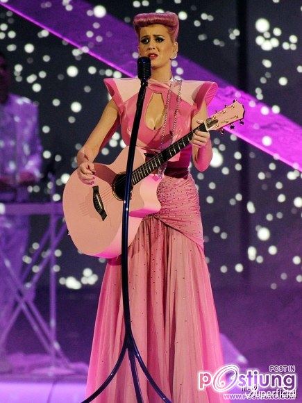 Katy Perryที่ 2011 รางวัลเพลงอเมริกันใน Los Angeles (20 พฤศจิกายน 2011)