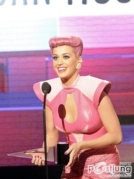 Katy Perryที่ 2011 รางวัลเพลงอเมริกันใน Los Angeles (20 พฤศจิกายน 2011)