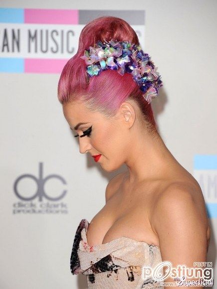 Katy Perryที่ 2011 รางวัลเพลงอเมริกันใน Los Angeles (20 พฤศจิกายน 2011)