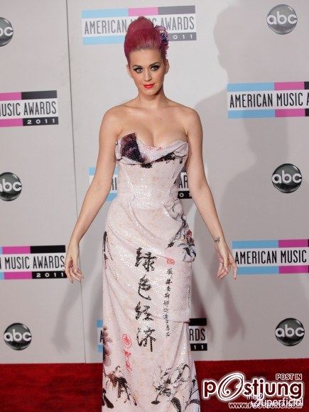 Katy Perryที่ 2011 รางวัลเพลงอเมริกันใน Los Angeles (20 พฤศจิกายน 2011)