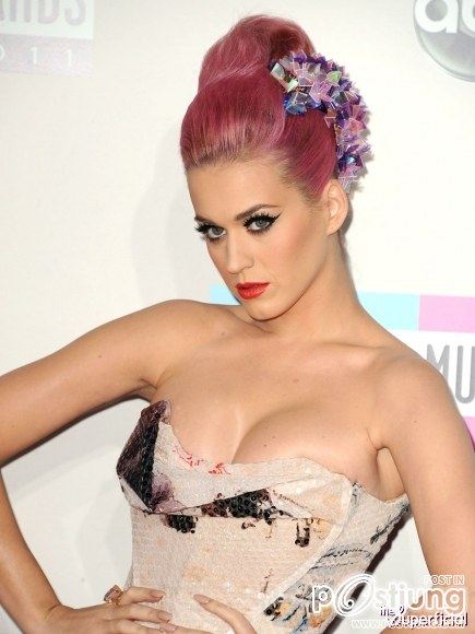 Katy Perryที่ 2011 รางวัลเพลงอเมริกันใน Los Angeles (20 พฤศจิกายน 2011)