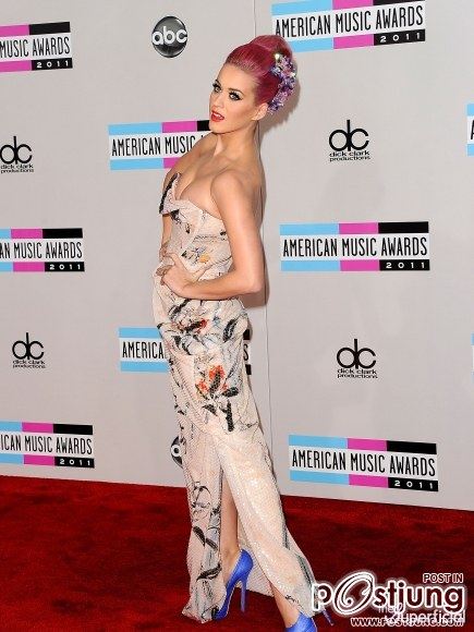 Katy Perryที่ 2011 รางวัลเพลงอเมริกันใน Los Angeles (20 พฤศจิกายน 2011)