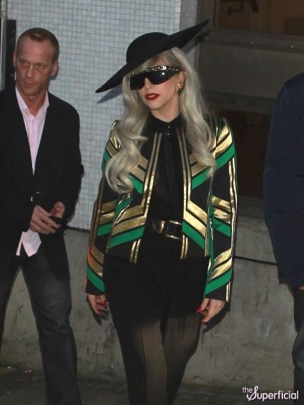 เลดี้กาก้า อุ้มเด็ก