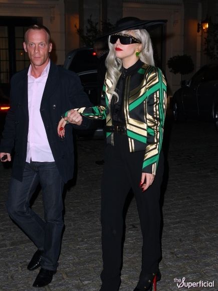 เลดี้กาก้า อุ้มเด็ก