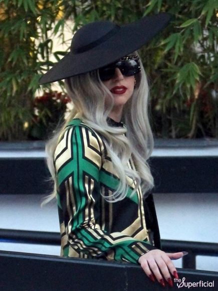 เลดี้กาก้า อุ้มเด็ก