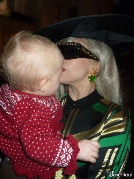 เลดี้กาก้า อุ้มเด็ก