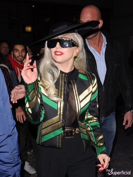 เลดี้กาก้า อุ้มเด็ก