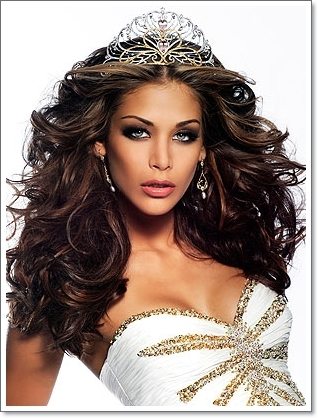 ดังนั้นดายานาจึงลุกขึ้นมาสลัดมงกุฏที่ออกแบบโดยเวียดนามทิ้ง