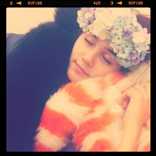 ชมพู่ อารยา กับแอคเซสเซอรี่ประดับผมเริ่ด ๆ