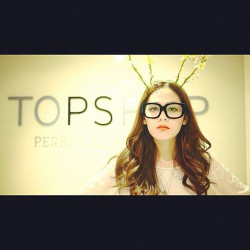 ชมพู่ อารยา กับแอคเซสเซอรี่ประดับผมเริ่ด ๆ