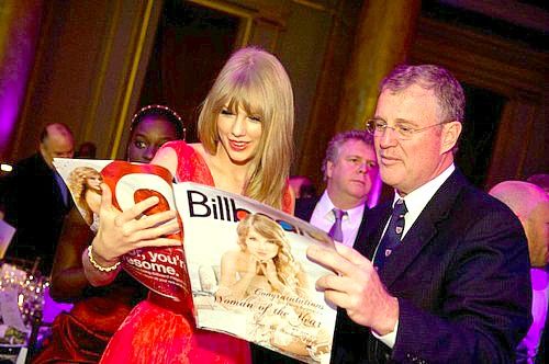 Taylor Swift สุดฮอต!!!! คนเดียว 2 ฉบับบนปกนิตยสาร Billboard 2011