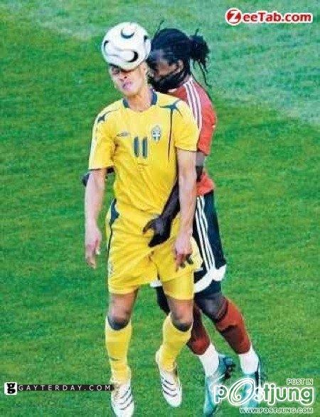 นักฟุตบอล ตุง!!! เสียวๆกันกลางสนาม O!O