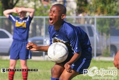 นักฟุตบอล ตุง!!! เสียวๆกันกลางสนาม O!O