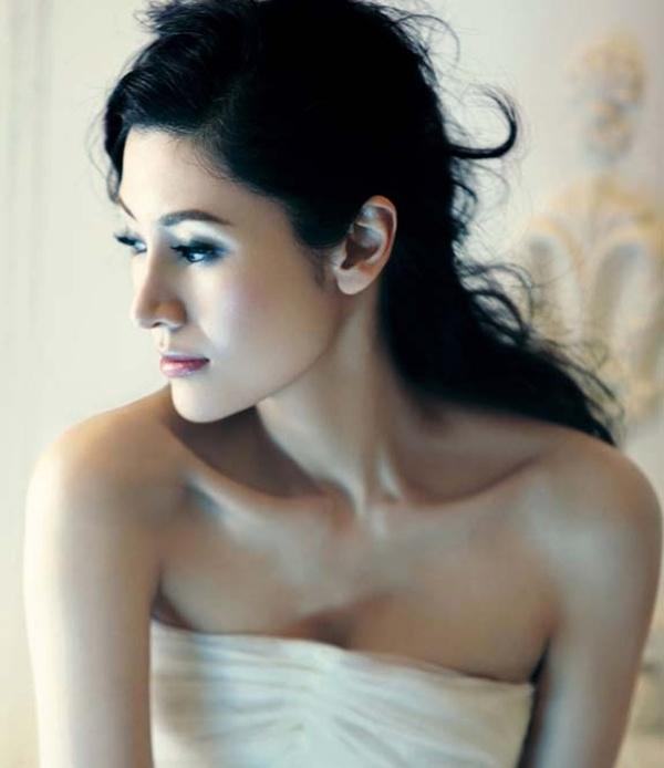 Michelle Reis @ Madame Figaro Magazine Dec. 2011