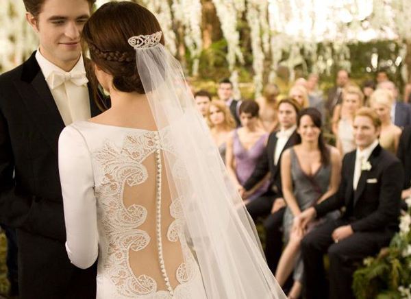 ยลโฉมชุดแต่งงานเบลล่า ใน แวมไพร์ ทไวไลท์ ภาค 4