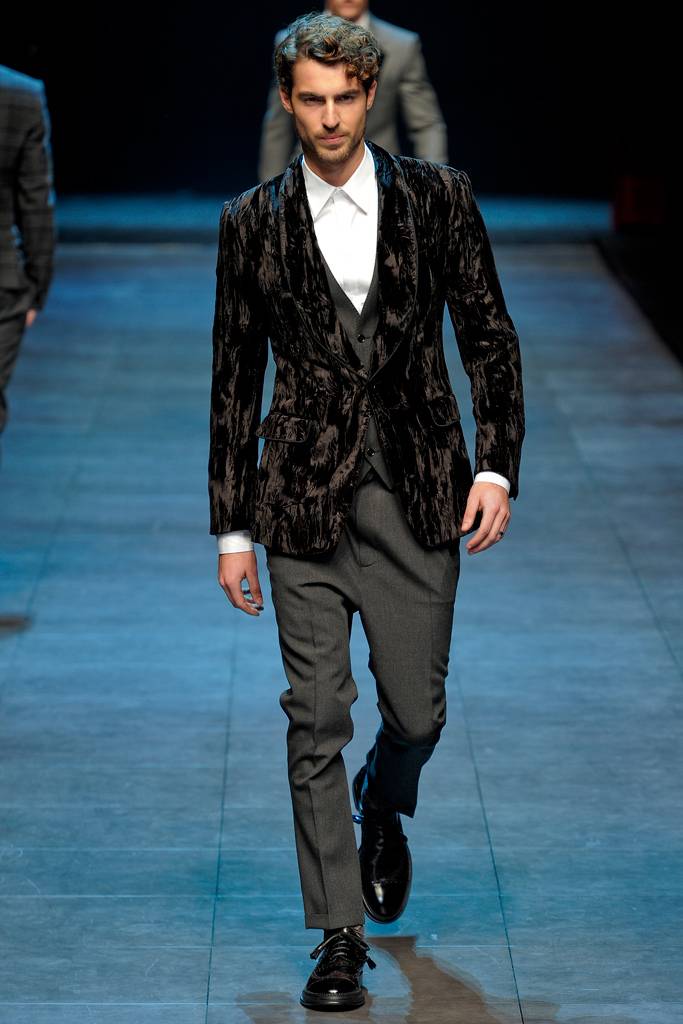 DOLCE & GABBANA  FALL WINTER 2011 RUNWAY