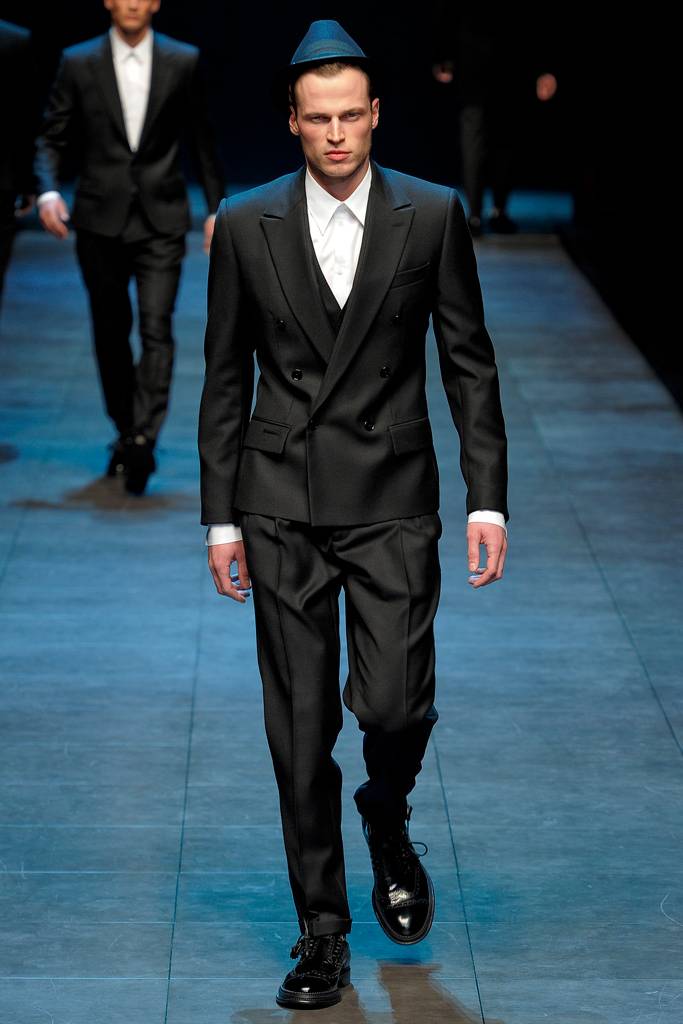 DOLCE & GABBANA  FALL WINTER 2011 RUNWAY