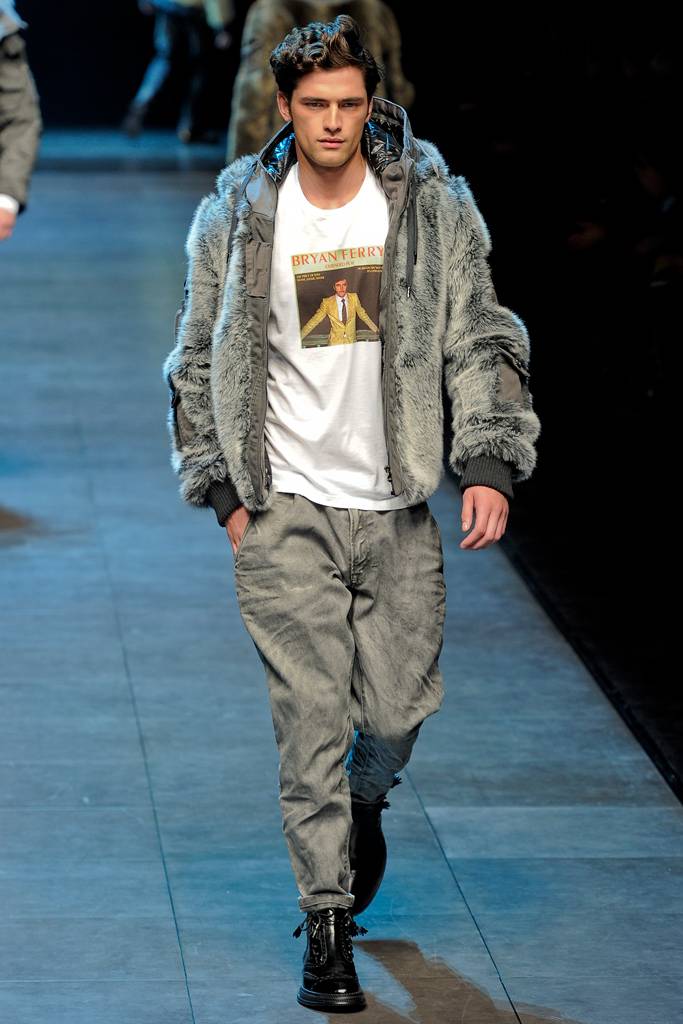 DOLCE & GABBANA  FALL WINTER 2011 RUNWAY