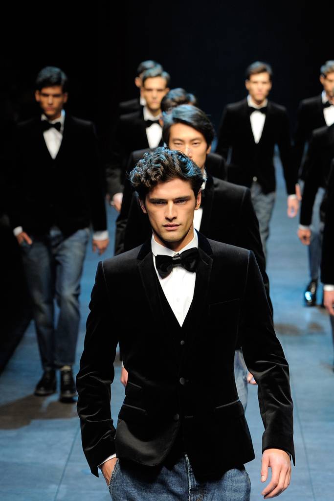 DOLCE & GABBANA  FALL WINTER 2011 RUNWAY