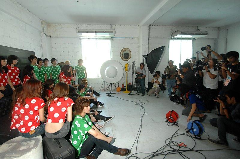 ภาพเบื้องหลังการถ่ายทำปฎิทินของเหล่าศิลปินใน Kamikaze New Year 2012 Collection