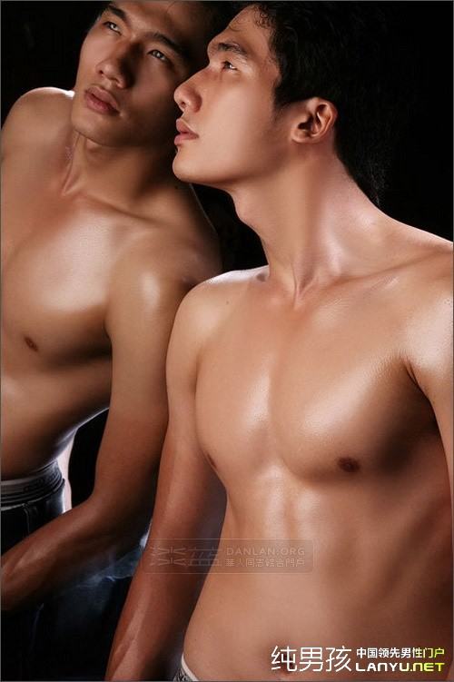 อาตี๋๋ส่องกระจก