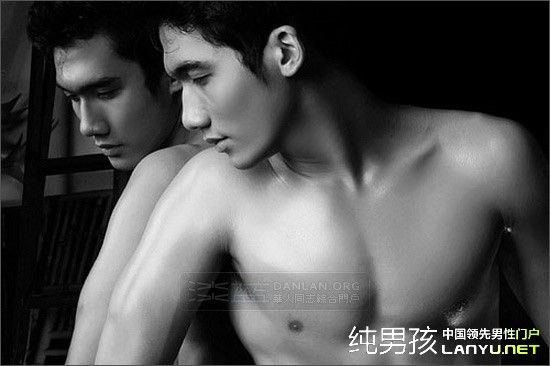 อาตี๋๋ส่องกระจก