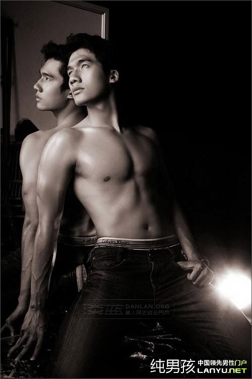 อาตี๋๋ส่องกระจก