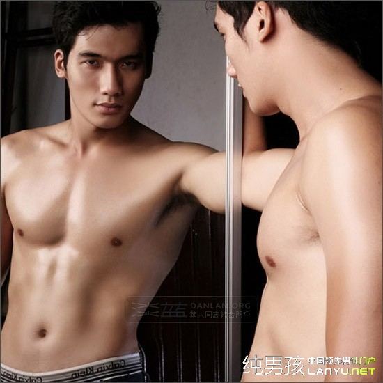 อาตี๋๋ส่องกระจก