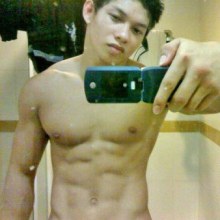 หนุ่มล่ำๆ หน้ากระจก