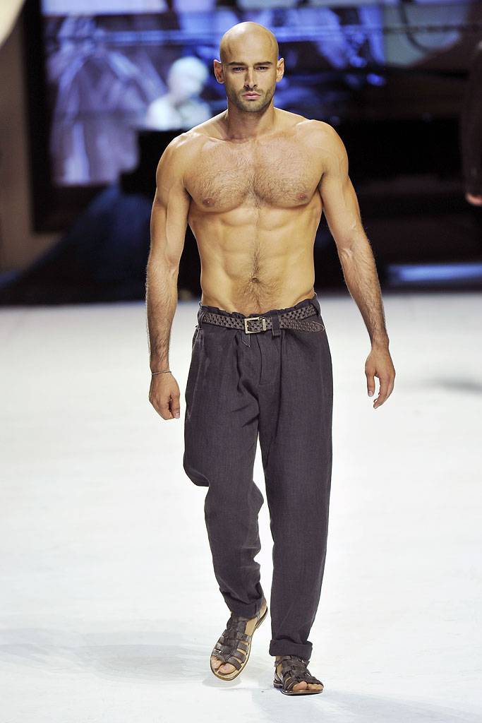 DOLCE & GABBANA SPRING SUMMER 2011 RUNWAY