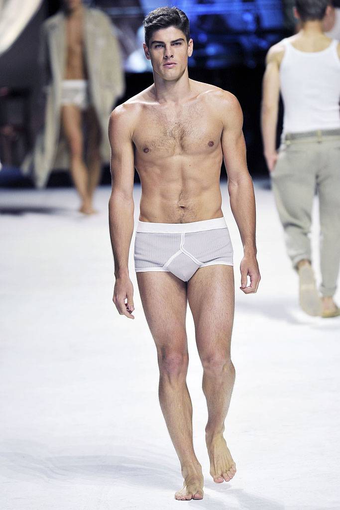 DOLCE & GABBANA SPRING SUMMER 2011 RUNWAY