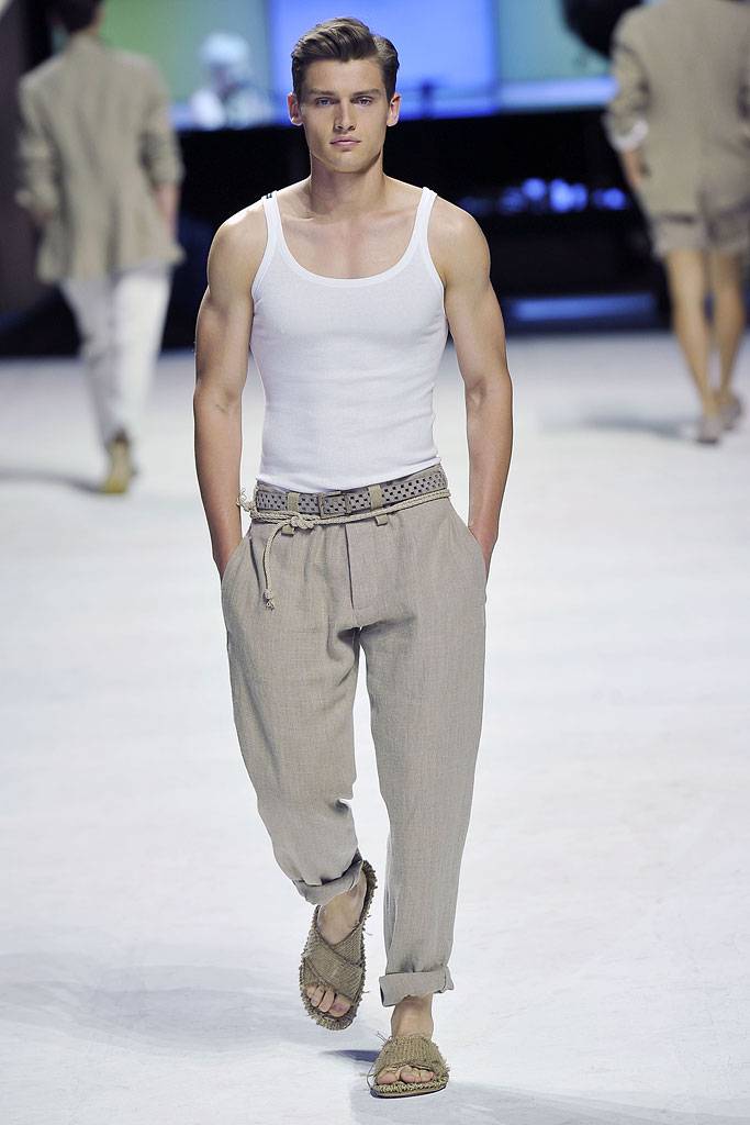 DOLCE & GABBANA SPRING SUMMER 2011 RUNWAY