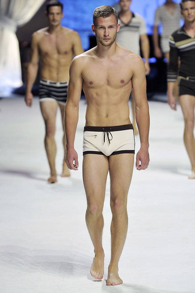 DOLCE & GABBANA SPRING SUMMER 2011 RUNWAY