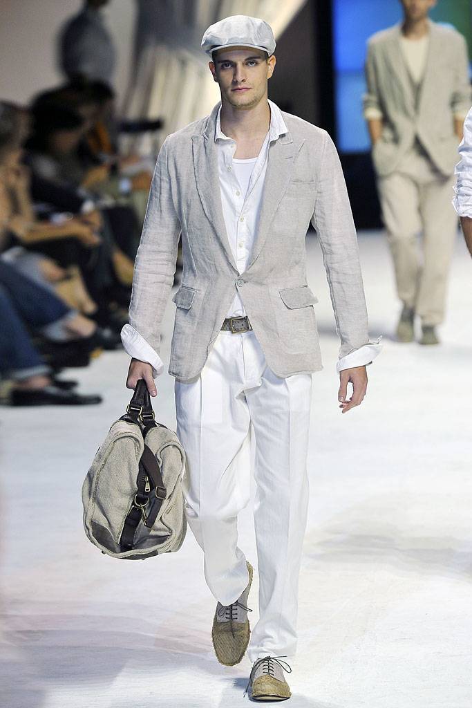 DOLCE & GABBANA SPRING SUMMER 2011 RUNWAY