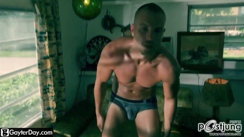 ตำรวจหล่อ..กับผู้ร้ายเป้าตุง เป็นอะไรดีครับ