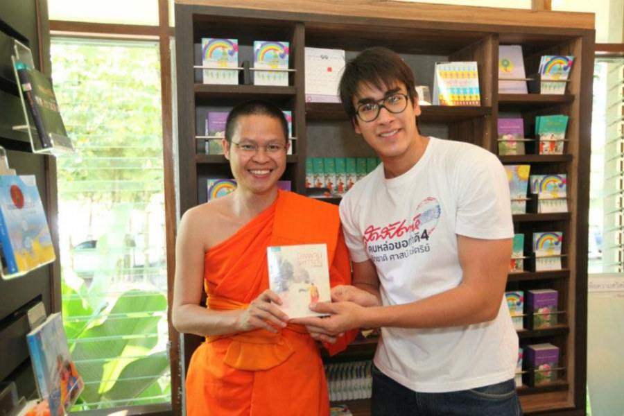 ท่าน ว.วชิรเมธี ชวน ณเดชน์ ตักบาตรหนังสือ ในโครงการ "คนหล่อขอทำดี ปีที่ ๔"