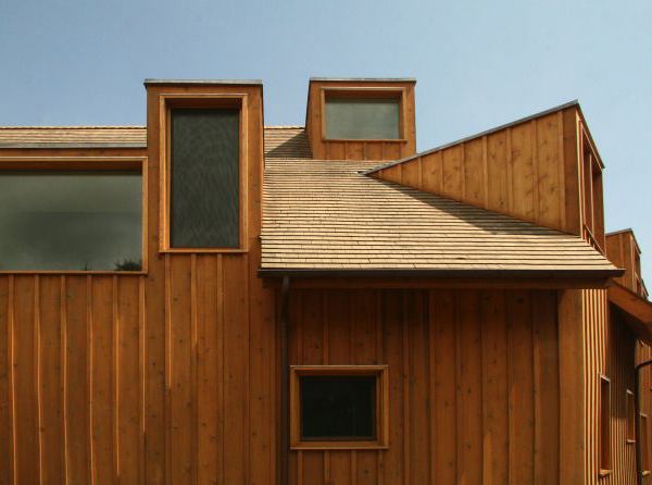 Wood Country Home with a Centrifugal Layout in New York