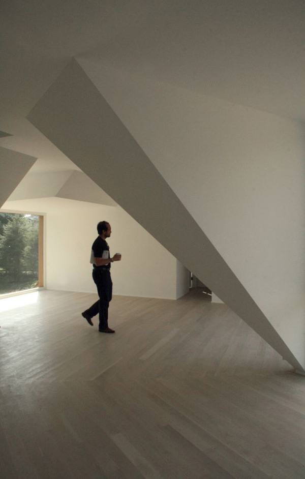 Wood Country Home with a Centrifugal Layout in New York