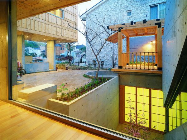 Courtyard House Architecture in Beautiful Concrete and Wood