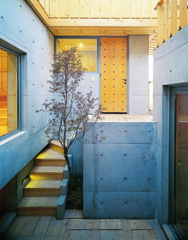 Courtyard House Architecture in Beautiful Concrete and Wood