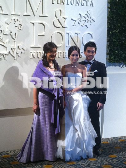 นายกยิ่งลักษณ์ ร่วมงานแต่ง เอม