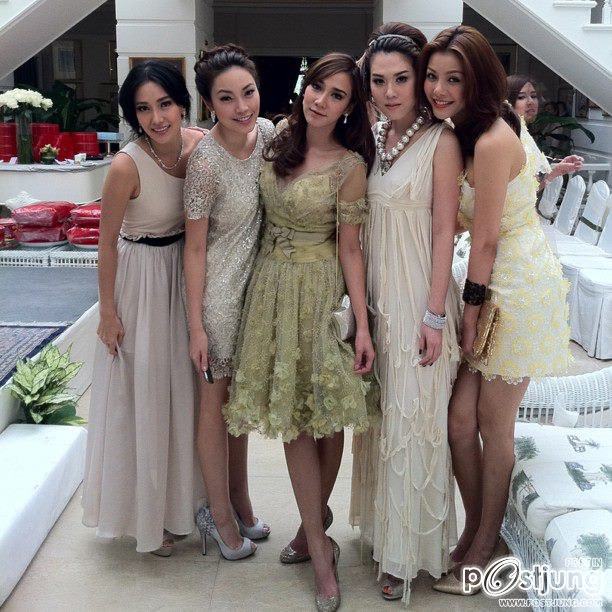 นางเอกสุดสวย"อั้ม พัชราภา"เเละเพื่อนๆในงานเเต่ง"พี่หนิง-คุณจิน"!!!!